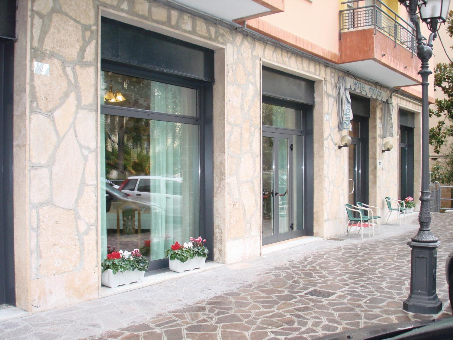 Hotel Mignon 50 Mt Dalla Spiaggia E Dall'Isola Pedonale ألاسيو المظهر الخارجي الصورة