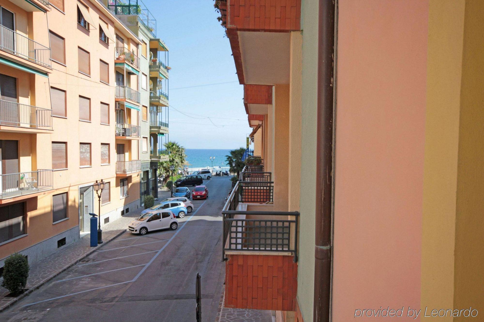 Hotel Mignon 50 Mt Dalla Spiaggia E Dall'Isola Pedonale ألاسيو المظهر الخارجي الصورة