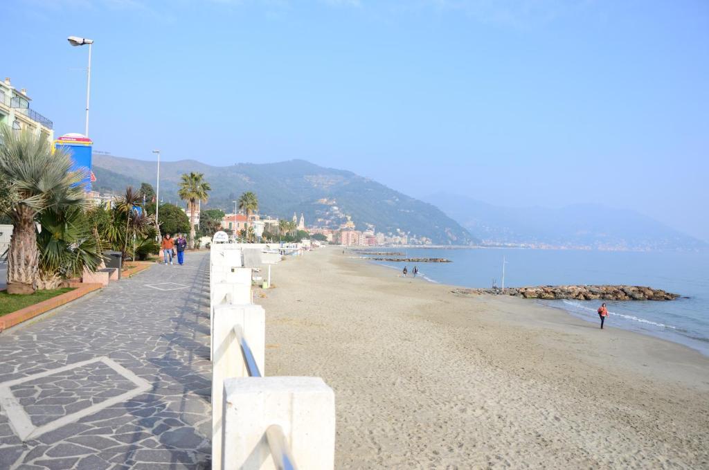 Hotel Mignon 50 Mt Dalla Spiaggia E Dall'Isola Pedonale ألاسيو المظهر الخارجي الصورة