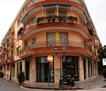 Hotel Mignon 50 Mt Dalla Spiaggia E Dall'Isola Pedonale ألاسيو المظهر الخارجي الصورة